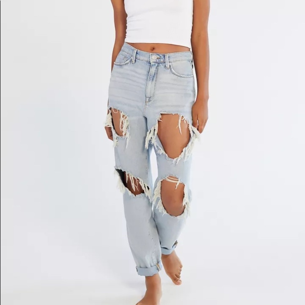 BDG High-Waisted Mom Jean Ripped